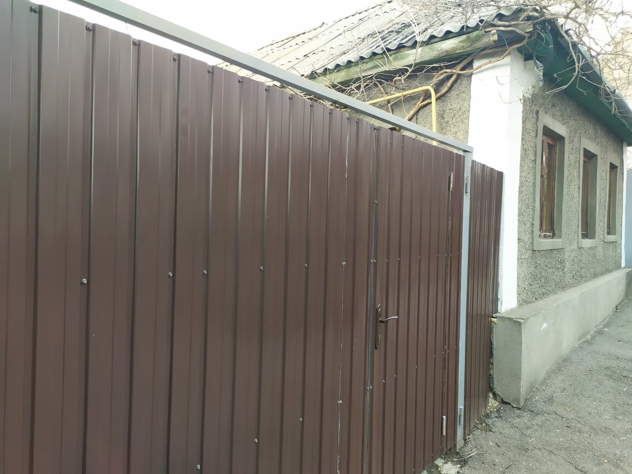 Продается дом р-н Динамо, центр, общ. пл. 65 кв.м, 4 комнаты, туалет и ванная в доме. Цена 5 600 000 руб. Дом в хорошем жилом состоянии, окна м/пл и столярка, современный напольный котёл, бойлер, мебель и техника. Участок 5 соток, ровный, хозпостройки, подвал, заезд для авто. . Тел.: +79591991665 Александр...