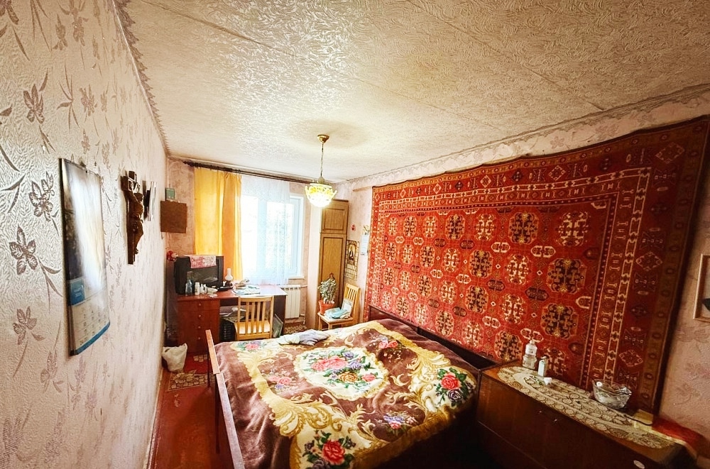 Продажа 2-х комнатной квартиры 46 кв.м в Макеевке‼‼ Особенности объекта: ✅4 этаж 5-этажного дома. ✅Окна м\п, новые батареи ,состояние жилое. ✅Вода бесперебойно по графику ✅Квартира расположена в районе квартала Химик, ориентир Кировский РОВД . ✅Тихий, спокойный район, рядом детский садик, магазины, пед.училищ...