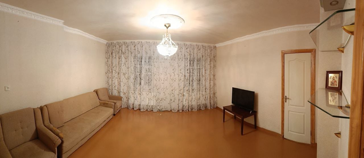 Продаётся 4х комнатный дом. 6 соток ~113 кв. м. г. Стаханов , ул. Ньютона. Район Паркома. В доме газовое отопление. Пластиковые трубы. Частично установлены пластиковые окна, в коридоре( на фото временно установочная кухня) и детской. В детской натяжной потолок. В доме есть погреб. К дому пристроена новая прис...