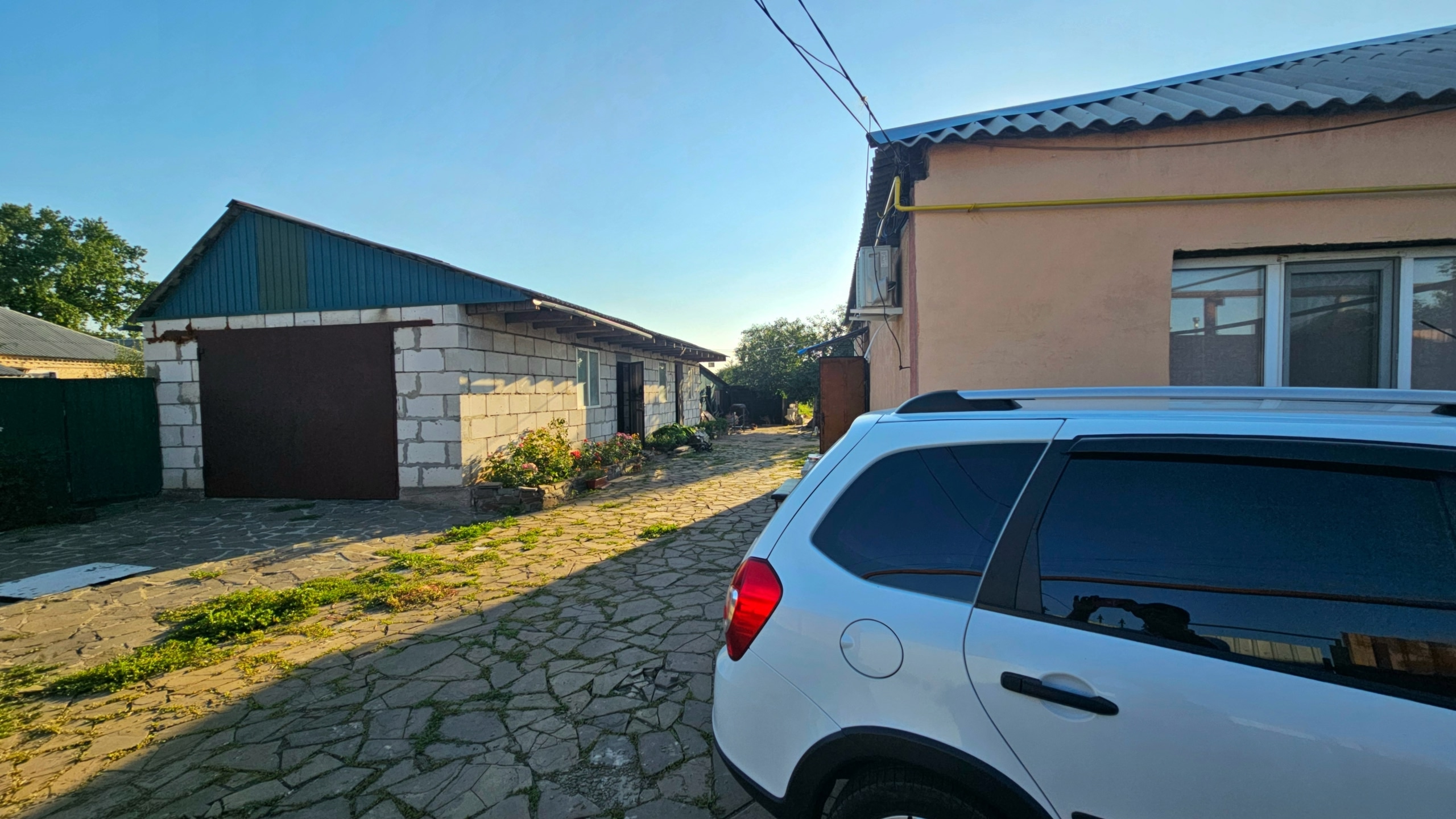 🏡Продаётся дом в Свердловске, ул. Меньжинского, напротив 10-й школы. 📐Площадь дома =98,3 метра. Добротный каменный дом, толстые стены 60 см, камень + газобетон пристройка. Формат: 2 спальни, зал, гостинная, кухня, сан.узел. 🛠Все окна металлопластиковые, тёплый пол. Натяжные потолки. Частично выполнен свежий р...