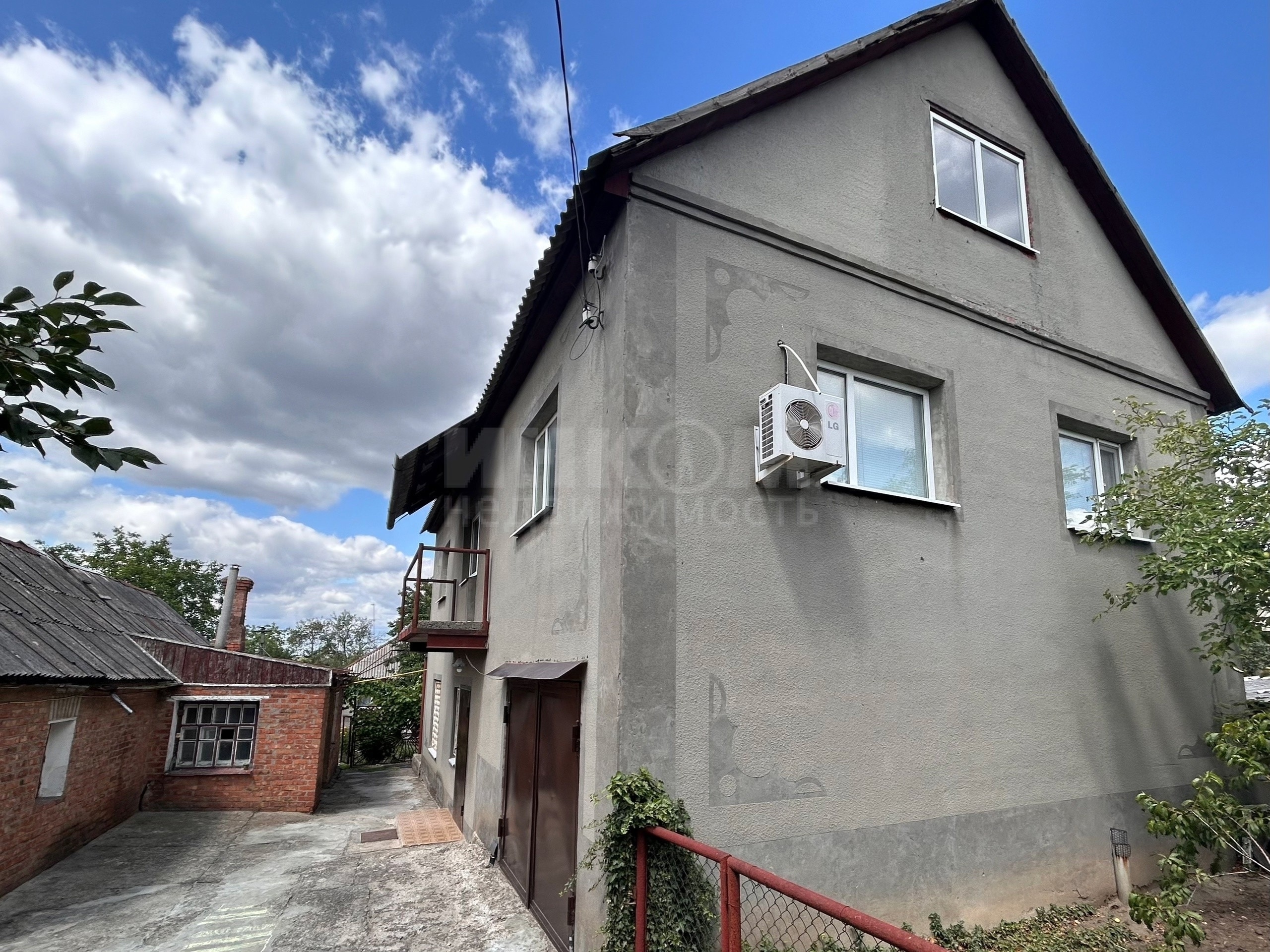 город Луганск Продам 2-х этажный дом 170м2 + флигель 45 м2 на участке 6 соток не приватизирован, на улице Гоженко. Дом удобной планировки, из шлакоблока. 1-й этаж: прихожая 15 м2, просторная кухня-гостиная 32 м2 с выходом на террасу, совмещенный санузел (8 м2) и гараж (28 м2) со смотровой ямой. Из прихожей ес...