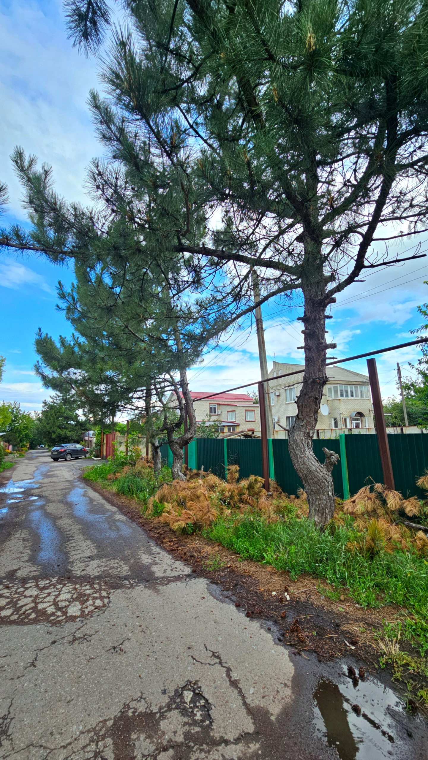 🏡Продаётся дом в Свердловске, ул. Энтузиастов, р-н Лесхоза🌲🌳 Добротный дом, 2002 года постройки, построен из шлакоблока, обложен кирпичом, ни единой трещины. Перекрытия железобетонные, толстые стены, высота потолков 2.8 метра. 🛠 Есть газ , котёл. Скважина, воды много + городская вода. 🚗Два гаража: один совмещ...