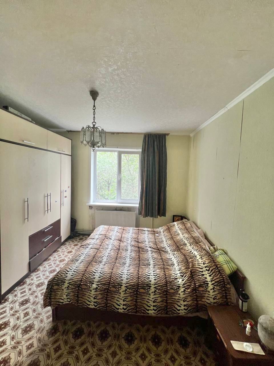 Продам 4-кк с АВТОНОМНЫМ ОТОПЛЕНИЕМ на кв Якира ( район маг. Универсам 1) 4 этаж 9-го дома. Дом полностью был отремонтирован в 2024 году. Общая площадь 80,4 м 2. В квартире жилое состояние. Окна и балконная рама м/п. Отличное месторасположение . Рядом остановка транспорта с очень хорошей развязкой, магазины, ...