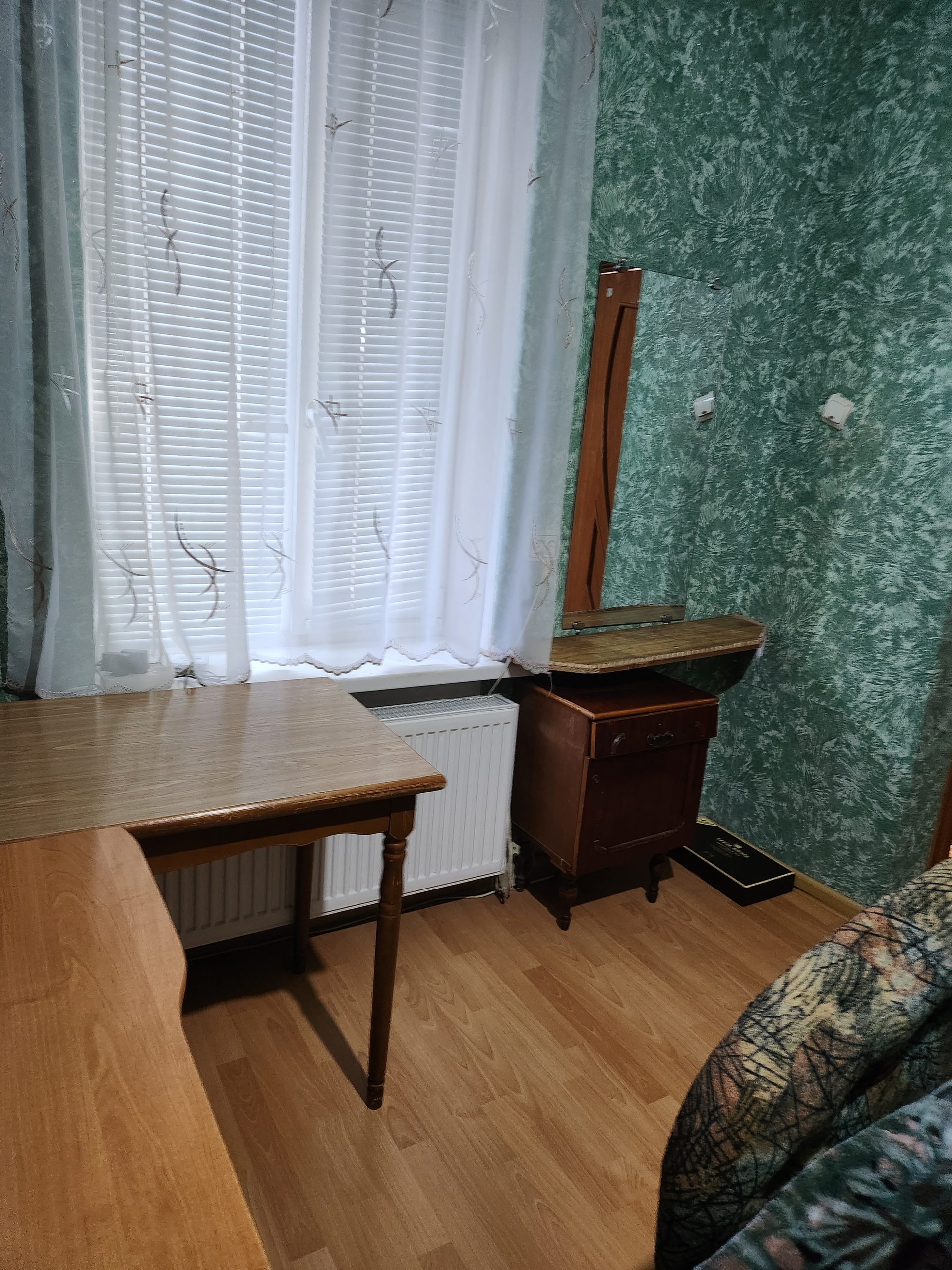 ‼️‼️ Собственник! Продаеться просторный, светлый, теплый дом 85м.кв. г.Луганск в районе ул Чапаева возле 4-ой школы. 🌳 Земельный участок 10 соток приватизирован ✅ 3 жилые комнаты: просторный , светлый зал 30 кв.м., две спальни (16 и 13кв.м), кухня (18 м.кв ), высота потолков 2,85 м. ✅Двухконтурный котел обесп...