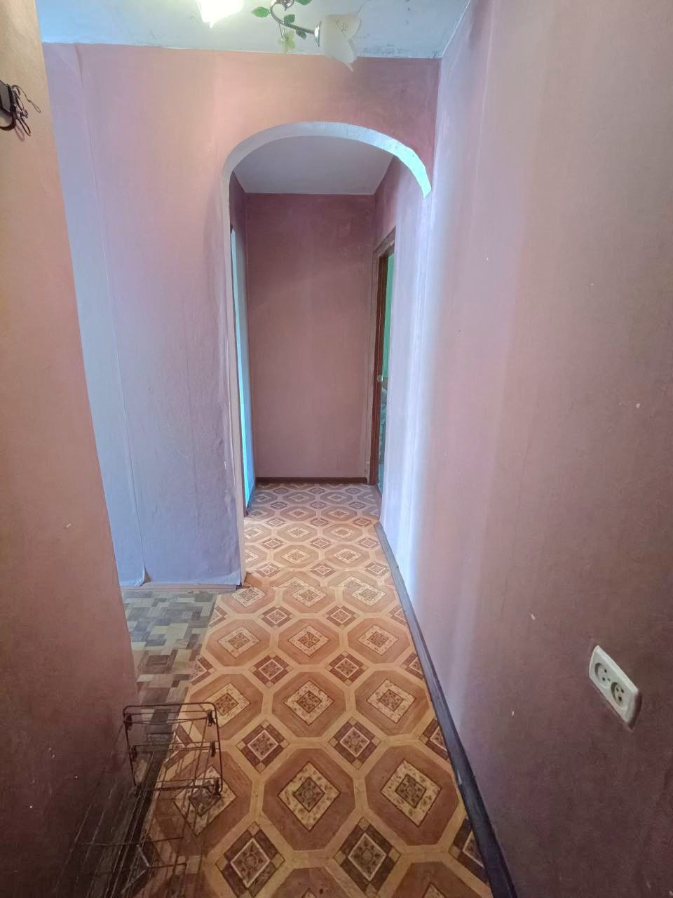 Продам 2-ком квартиру в Луганске на кв. Комарова (р-н Империя) 3/5 эт, 47м2 общ. площ. Квартира теплая, не угловая. М/П окна, балкон застеклён, обшит пластиком. Все коммуникации поменялись, новые радиаторы отопления. С/У совмещён, бойлер. Хорошая входная дверь. Удобное местоположение. Цена 4,5 млн руб +7959-2...