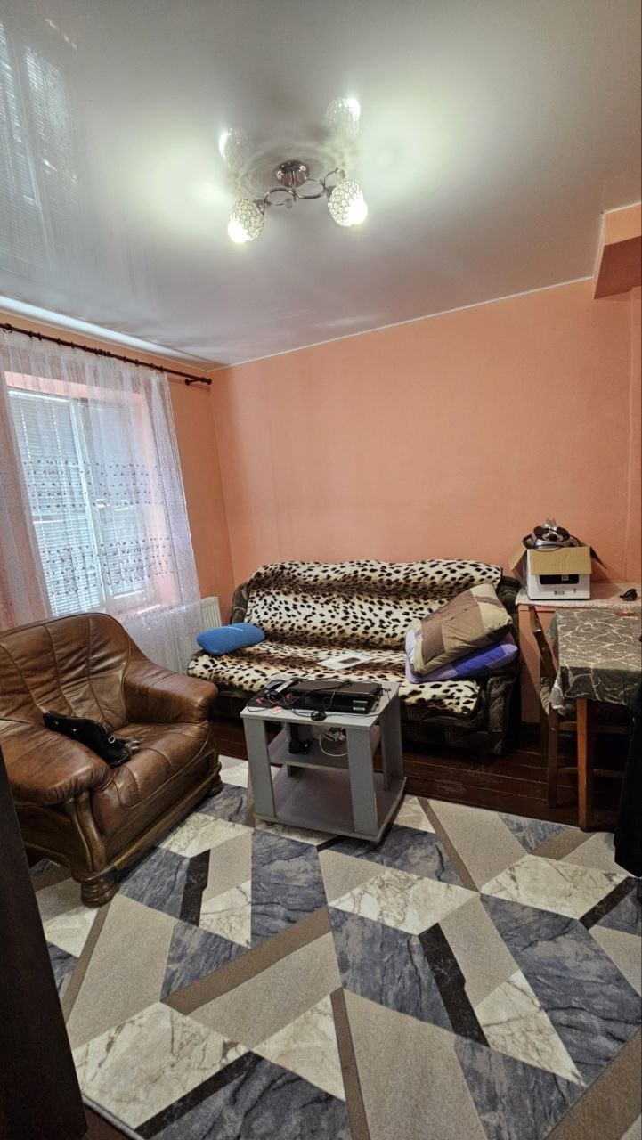 💥🏡Пол дома в Свердловске, ул. Орджоникидзе, р-н Пожарной части. 🛏️Формат: 2 комнаты, кухня, санузел в доме. 💦Есть сливная яма, вода постоянно.🪟 Окна металлопластиковые. 🔥Твердотопливный котёл с автоматикой, газовая труба проходит возле дома. 👌Хорошее жилое состояние, натяжные потолки.🚿Бойлер, душевая кабина. ...