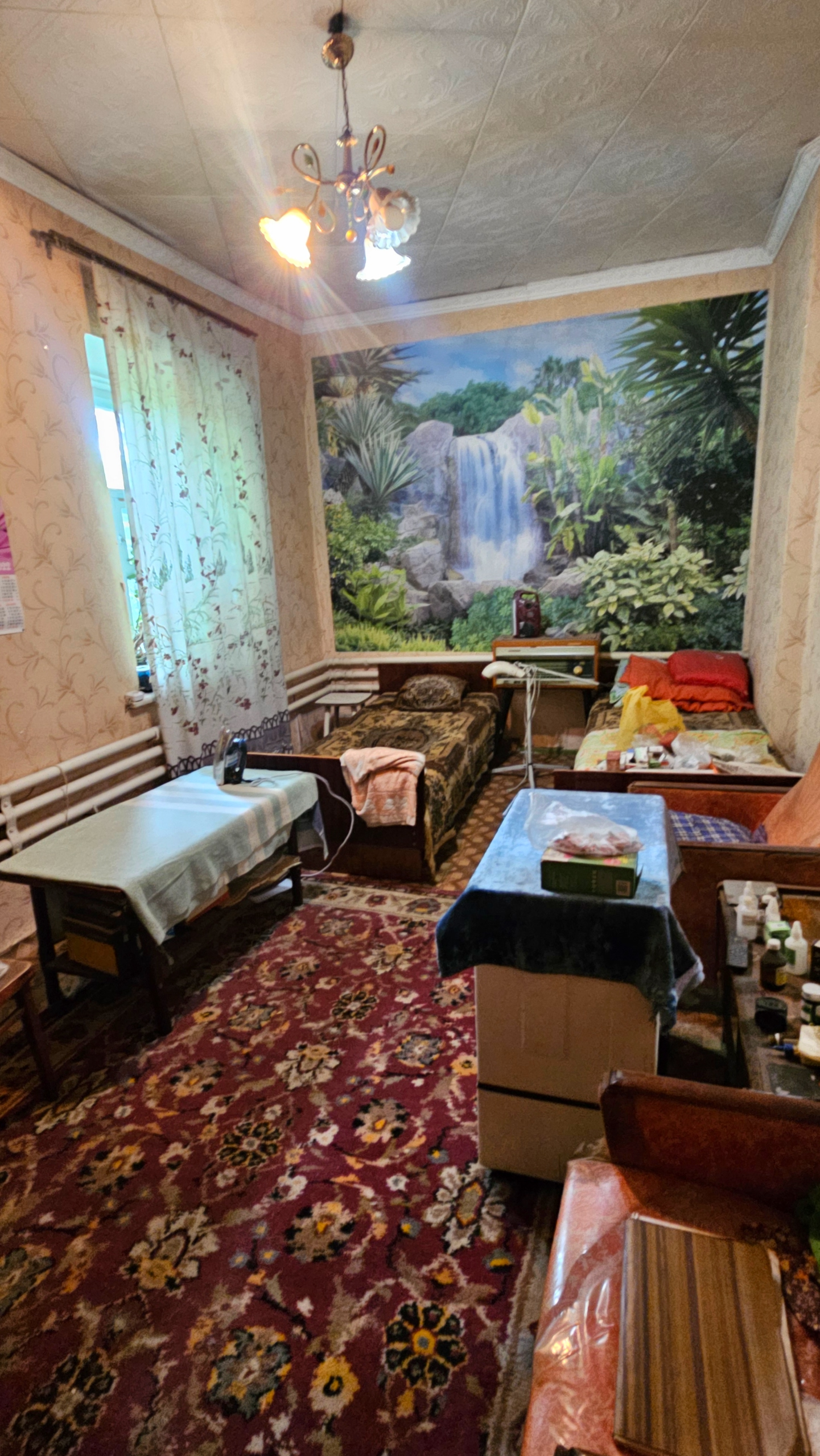 📢Снижена цена 🏡на 1/2 дома в Свердловске, ул. Шевченко, недалеко от Боулинга. 🛠📐Дом каменный, толстые стены, летом-прохладно, зимой- тепло. Площадь = 60 м2. Формат: большой зал, спальня, прихожая, кладовка, кухня. Комнаты раздельные. Газ заведён, но не подключён. Отопление паровое. ✨ Свой двор, большой участо...